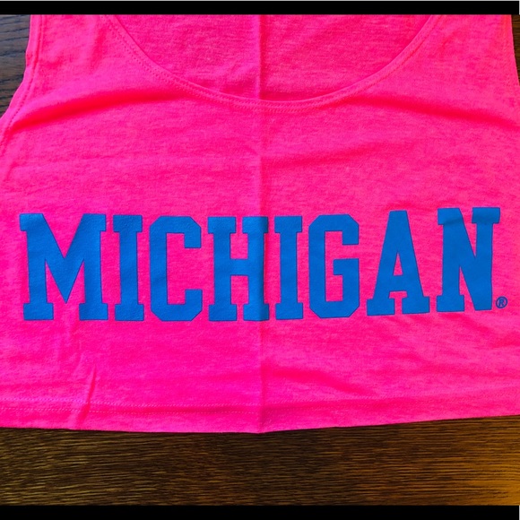 American Apparel Neón Pink Crop Top | Michigan OS - Picture 3 of 5